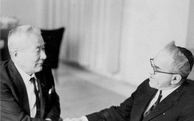 Chiune Sugihara rencontre le ministre des Affaires religieuses Zerah Warhaftig, qui a reçu un visa de transit pendant le Seconde guerre mondiale. (Crédit : Yad Vashem)