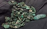 Environ 150 pièces de monnaie vieilles de 1 500 ans été découvertes par un voleur d'antiquités à Ramat Hanegev. (Guy Fitoussi, Autorité israélienne des antiquités)
