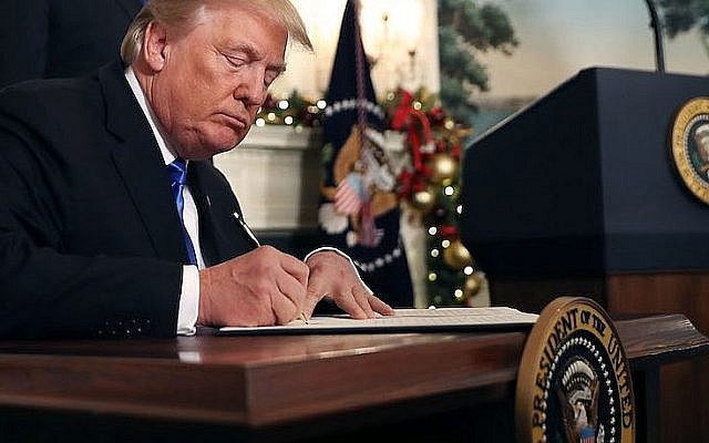 Le président américain Donald Trump signe la déclaration de reconnaissance de Jérusalem comme capitale d'Israël, à la Maison Blanche, le 6 décembre 2017. (Crédit : Chip Somodevilla/Getty Images via JTA)