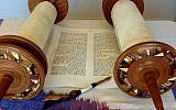 Illustration : Une Torah ouverte, avec un "doigt" sculpté à la main. (Courtesy Wendy Graff)