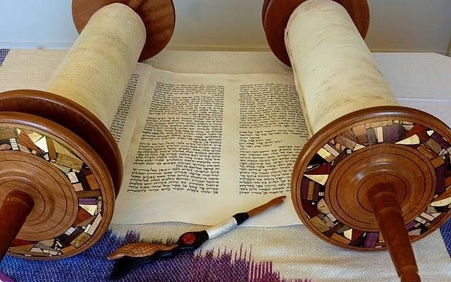 Illustration : Une Torah ouverte, avec un "doigt" sculpté à la main. (Courtesy Wendy Graff)