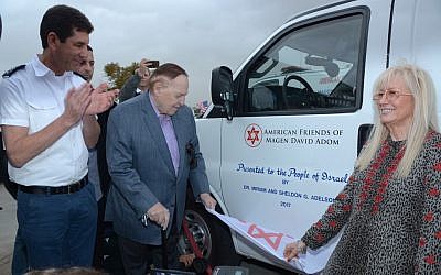 (De gauche à droite) : le directeur du Magen David Adom, Avi Bin, Sheldon et Miriam Adelson inaugurent les cinq nouvelles ambulances blindées que les Adelson ont offert à quatre implantations en Cisjordanie. (Crédit : autorisation Magen David Adom)