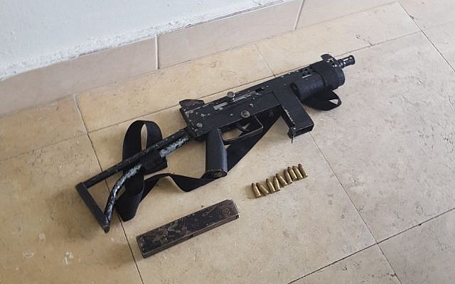 L'arme automatique trouvée dans un véhicule palestinien en Cisjordanie par la police, le 15 janvier 2018. (Crédit : porte-parole de la police) L'arme automatique trouvée dans un véhicule palestinien en Cisjordanie par la police, le 15 janvier 2018. (Crédit : porte-parole de la police)