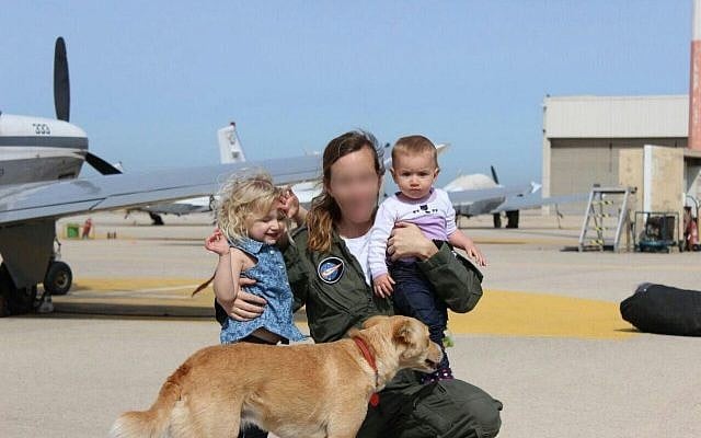 Le major "Tet" qui a été nommée première commandante d'un escadron de l'armée de l'air israélienne, pose avec ses enfants et son chien, le 16 janvier 2018. (Crédit : Armée israélienne)