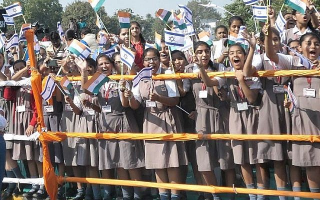 Les Indiens accueillent le Premier ministre Benjamin Netanyahu le 17 janvier 2018 (Crédit :  Joshua Davidovich/Times of Israel staff)