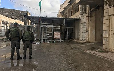 Les agents de la police des Frontières au checkpoint près du Tombeau des Patriarches, à Hébron, le 1 janvier 2018. (Crédit : Police des frontières)