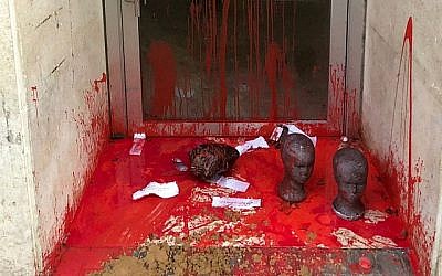 Têtes de poupée coupées, peinture rouge et notes trouvées devant l'entrée du bureau de Tel Aviv de la Population Immigration and Border Authority, le samedi 27 janvier 2018. (Porte-parole de la police)