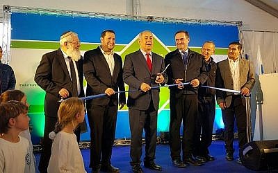 Le Premier ministre Benjamin Netanyahu (c) coupe le ruban lors de la cérémonie d'inauguration d'une nouvelle route de contournement dans le nord de la Cisjordanie le 30 janvier 2018. (Conseil régional de Samarie)