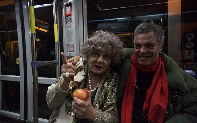 Hana Laslo, à gauche, et Amos Gitai lors d'une prise du film 'Jerusalem Light Rail,' le dernier film de Gitai (Autorisation :  Amos Gitai)