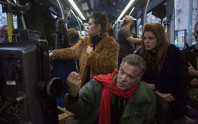 Yuval Sherf, à gauche, et Keren Mor dans le tramway dans le film 'Jerusalem Light Rail' (Autorisation : Amos Gitai)