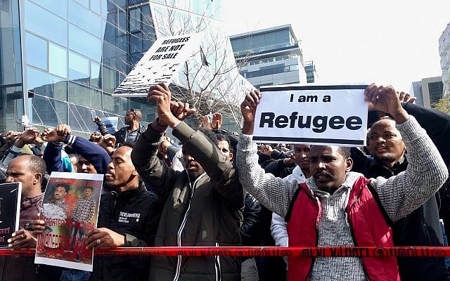 Des manifestants érythréens scandent « Des réfugiés, pas des infiltrés » devant l'ambassade du Rwanda, à Herzliya, le 22 janvier 2018 (Melanie Lidman / Times of Israël) Des manifestants érythréens scandent « Des réfugiés, pas des infiltrés » devant l'ambassade du Rwanda, à Herzliya, le 22 janvier 2018 (Melanie Lidman / Times of Israël)