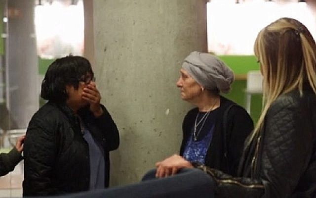 Les soeurs Ofra Mazor, à gauche, et Varda Fuchs se rencontrent pour la première fois (Autorisation : MyHeritage) Les soeurs Ofra Mazor, à gauche, et Varda Fuchs se rencontrent pour la première fois (Autorisation : MyHeritage)