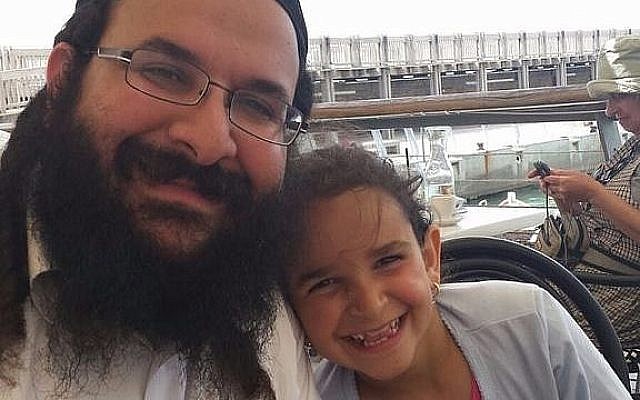 Le rabbin Raziel Shevach avec sa fille, photo non-datée (Autorisation de la famille) Le rabbin Raziel Shevach avec sa fille, photo non-datée (Autorisation de la famille)