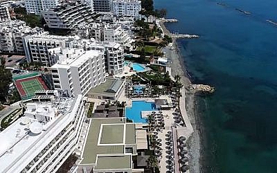 Une vue des hôtels de bord de mer à Limassol, Chypre (Capture d'écran YouTube)