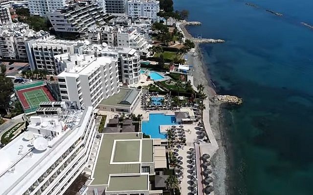 Une vue des hôtels de bord de mer à Limassol, Chypre (Capture d'écran YouTube) Une vue des hôtels de bord de mer à Limassol, Chypre (Capture d'écran YouTube)