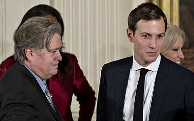 Stephen Bannon, à gauche, et Jared Kushner participant à une cérémonie de prestation de serment à la Maison Blanche, le 22 janvier 2017. (Andrew Harrer-Pool / Getty Images via JTA)