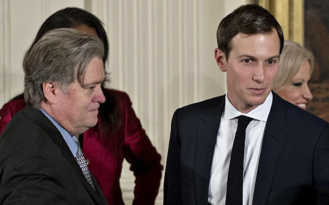 Stephen Bannon, à gauche, et Jared Kushner participant à une cérémonie de prestation de serment à la Maison Blanche, le 22 janvier 2017. (Andrew Harrer-Pool / Getty Images via JTA) Stephen Bannon, à gauche, et Jared Kushner participant à une cérémonie de prestation de serment à la Maison Blanche, le 22 janvier 2017. (Andrew Harrer-Pool / Getty Images via JTA)