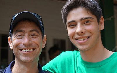 Bruce Steinberg, à gauche, avec son fils   William au camp de Seeds of Peace à Otisfield, dans le Maine. (Autorisation : Seeds of Peace)