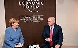 Le Premier ministre Benjamin Netanyahu rencontre la chancelière allemande Angela Merkel à Davos, en Suisse le 4 janvier 2018 (Crédit : Amos Ben Gershon/ GPO)
