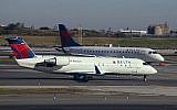Deux jets de la compagnie Delta à l'aéroport de LaGuardia à New York, en octobre 2017. (Robert Alexander / Getty Images via JTA)