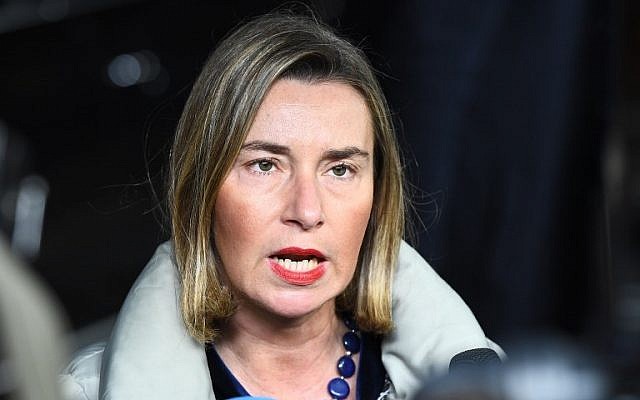 La cheffe de la politique étrangère de l'UE Federica Mogherini arrive à la Commission européenne à Bruxelles pour une réunion du conseil des affaires étrangères, le 22 janvier 2018 (Crédit : AFP PHOTO / EMMANUEL DUNAND) La cheffe de la politique étrangère de l'UE Federica Mogherini arrive à la Commission européenne à Bruxelles pour une réunion du conseil des affaires étrangères, le 22 janvier 2018 (Crédit : AFP PHOTO / EMMANUEL DUNAND)