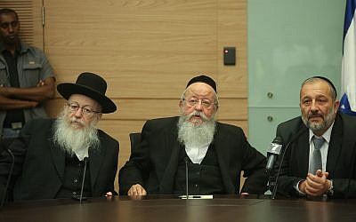 Les partis YaHadout HaTorah et Shas lors d'une réunion d'urgence à la Knesset concernant la décision prise par la Cour suprême sur l'exemption des ultra-orthodoxes du service militaire obligatoire, le 13 septembre 2017. (Crédit : Flash90)