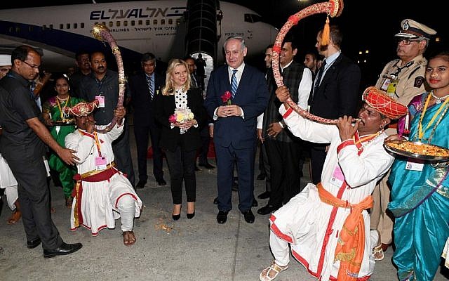 Le Premier ministre israélien Benjamin Netanyahu et son épouse Sara accueillis par des danseurs indiens à l'aéroport de  Mumbai, en Inde, le 17 janvier 2018 (Crédit :  Avi Ohayon/GPO)
