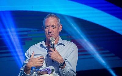 L'ancien chef d'Etat-major Benny Gantz s'exprime lors de la Conférence sioniste mondiale à Jérusalem, le 2 novembre 2017 (Crédit : Miriam Alster/FLASH90)