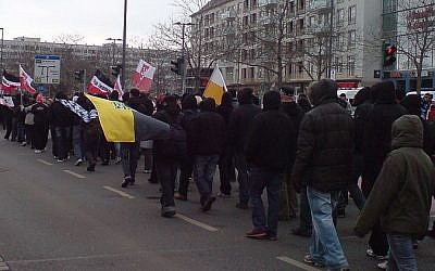 Des néo-nazis allemands lors d'un rassemblement à Dresde, 2009 (Crédit : Wikimedia Commons)