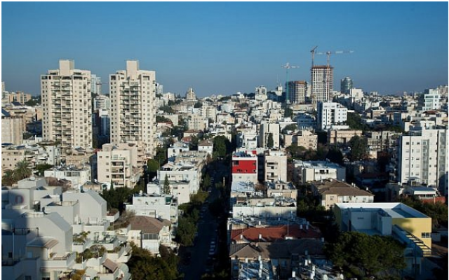 Vue aérienne de Givatayim en banlieue de Tel Aviv. (Moshe Shai/Flash90)