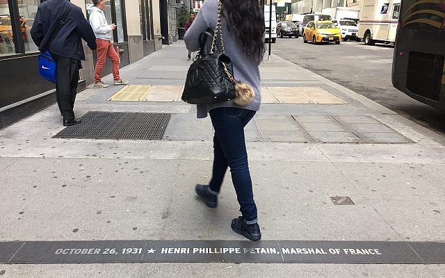 La plaque consacrée à Philippe Pétain, qui a livré 1000 Juifs à Hitler, dans le canyon des héros à à Manhattan (Crédit : Danielle Ziri/Times of Israel)