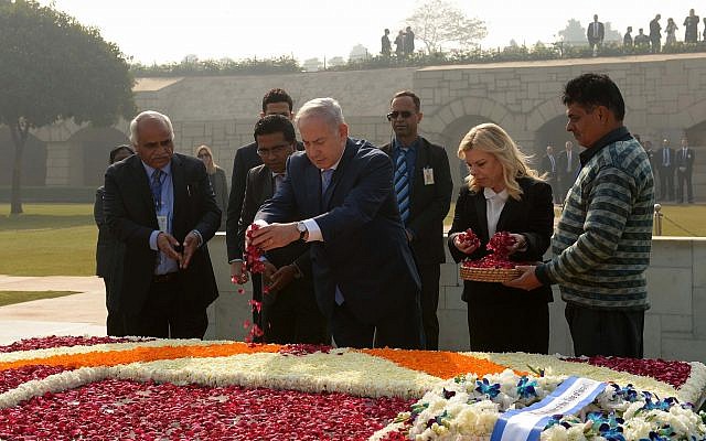 Le Premier ministre Benjamin Netanyahu et son épouse Sara rendent hommage à Mahatama Gandhi sur sa tombe à New Delhi, en Inde, le 15 janvier 2018 (Avi Ohayon / GPO) Le Premier ministre Benjamin Netanyahu et son épouse Sara rendent hommage à Mahatama Gandhi sur sa tombe à New Delhi, en Inde, le 15 janvier 2018 (Avi Ohayon / GPO)