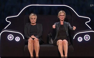 "Elles s'aiment" avec Michèle Laroque et Muriel Robin le 28 mars 2018 en représentation à Tel Aviv (Crédit: capture d'écran Youtube/LiveStageIsrael)