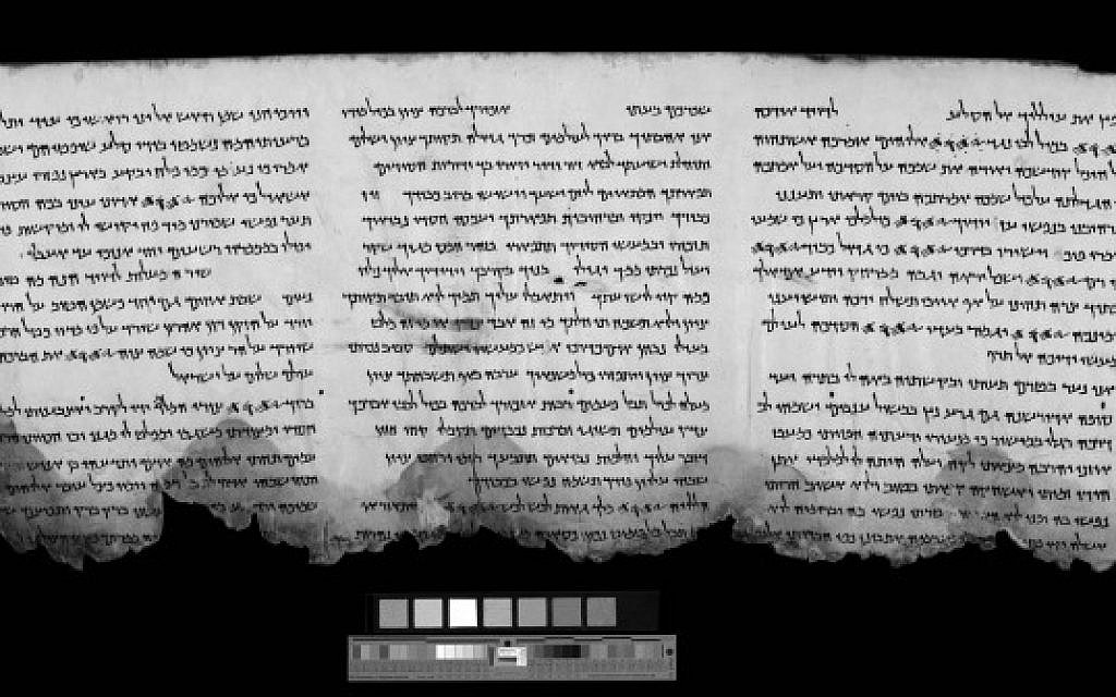 Une image infra-rouge d'une section du livre des Psaumes trouvée à Qumran. Les mors de la marge inférieure en noir ont été rendus visibles par les équipements d'imagerie de l'AAI, d'abord développé par la NASA (Autorisation : Autorité des antiquités israéliennes)