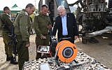 Le chef d'Etat-major et le président Reuven Rivlin durant une visite de la zone frontalière de Gaza, le 21 janvier 2018 (Crédit : Mark Neiman / GPO)