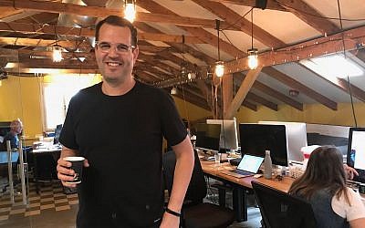 Le cofondateur de Lemonade Shai Wininger dans son bureau de Tel Aviv, le 20 décembre 2017 (Crédit : Shoshanna Solomon/Times of Israel)