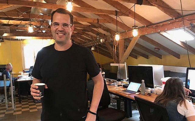 Le cofondateur de Lemonade Shai Wininger dans son bureau de Tel Aviv, le 20 décembre 2017 (Crédit : Shoshanna Solomon/Times of Israel) Le cofondateur de Lemonade Shai Wininger dans son bureau de Tel Aviv, le 20 décembre 2017 (Crédit : Shoshanna Solomon/Times of Israel)