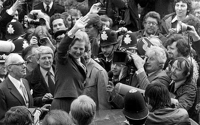 Margaret Thatcher, Premier ministre conservateur britannique, entre pour la première fois au 10 Downing St. (Getty Images)