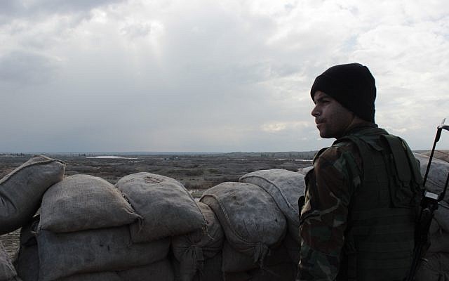 En février 2016 un soldat peshmerga monte la garde dans un fortin surplombant le Tigre. Ce fleuve est alors la ligne de front entre les combattants de Peshmergas et de Daesh. (Crédit: Pierre-Simon Assouline) En février 2016 un soldat peshmerga monte la garde dans un fortin surplombant le Tigre. Ce fleuve est alors la ligne de front entre les combattants de Peshmergas et de Daesh. (Crédit: Pierre-Simon Assouline)