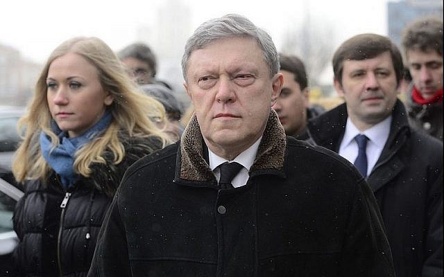 Le politicien russe Grigory Yavlinsky assiste à une cérémonie en hommage au leader de l'opposition tué Boris Nemtsov au Centre Saharovsky à Moscou, le 3 mars 2015. (Agence Sefa Karacan / Anadolu / Getty Images via JTA)
