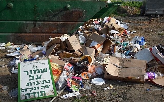 Un tas d'ordures sous un panneau qui demande aux gens de s'abstenir de jeter des déchets (Crédit : Autorisation Yael Argov) Un tas d'ordures sous un panneau qui demande aux gens de s'abstenir de jeter des déchets (Crédit : Autorisation Yael Argov)