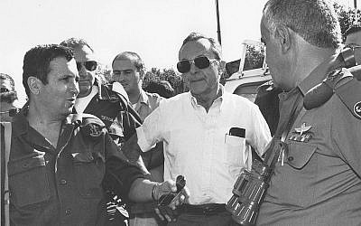 L'ex ministre de la Défense Moshe Arens, au centre, rencontre l'ancien chef d'état-major adjoint de Tsahal Ehud Barak et l'ancien chef du commandement sud Yitzahk Mordechai en 1991 (Ofer Lafler / Forces de défense israéliennes / Archives de Tsahal du ministère de la Défense)