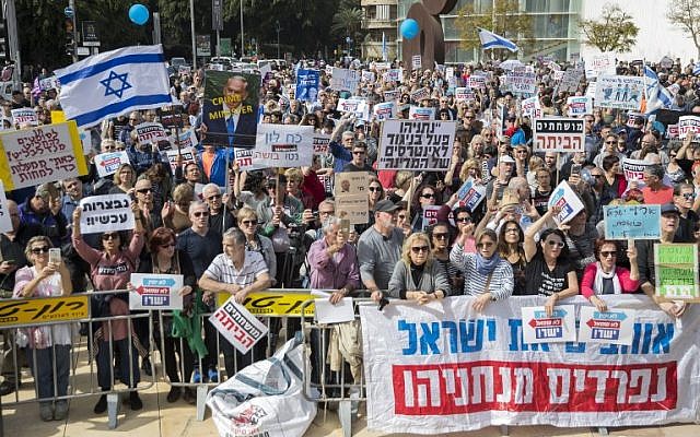 Quelques milliers d'Israéliens réclament à Tel Aviv la démission du Premier ministre Benjamin Netanyahu, le 16 février 2018. (Crédit : AFP / JACK GUEZ) Quelques milliers d'Israéliens réclament à Tel Aviv la démission du Premier ministre Benjamin Netanyahu, le 16 février 2018. (Crédit : AFP / JACK GUEZ)