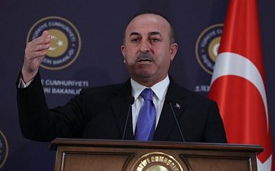 Le ministre turc des Affaires étrangères, Mevlut Cavusoglu, lors d'une conférence de presse à l'issue d'une réunion à Ankara, en Turquie, le 16 février 2018. (Crédit : AFP PHOTO / ADEM ALTAN)