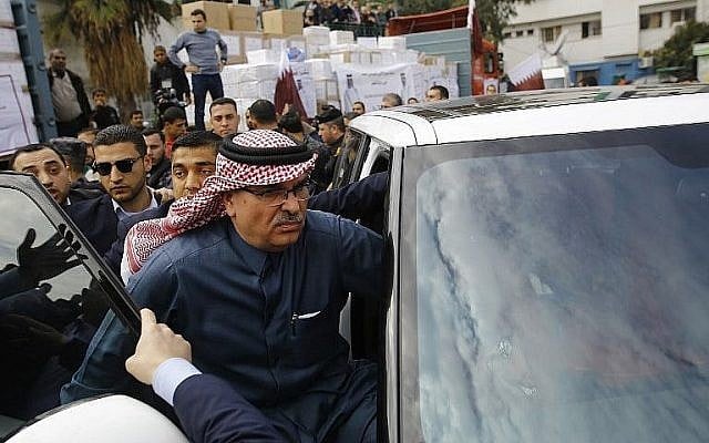 L'envoyé qatari Mohammed Al-Emadi, au centre, quitte une conférence de presse à l'hôpital Dar al-Shifa de Gaza. Les employés de l'hôpital ont tenté de l'approcher alors qu'il partait mais ont été repoussés par les policiers du Hamas, le 19 février 2018 (Crédit : AFP Photo/Mohammed Abed) L'envoyé qatari Mohammed Al-Emadi, au centre, quitte une conférence de presse à l'hôpital Dar al-Shifa de Gaza. Les employés de l'hôpital ont tenté de l'approcher alors qu'il partait mais ont été repoussés par les policiers du Hamas, le 19 février 2018 (Crédit : AFP Photo/Mohammed Abed)