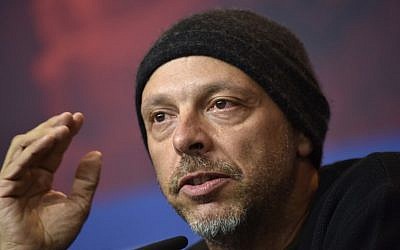Le réalisateur brésilien Jose Padilha lors d'une conférence de presse pour le film "7 jours à Entebbe” présenté au 68ème festival du film de Berlin le 19 février 2018 (Crédit : AFP PHOTO / Stefanie Loos)