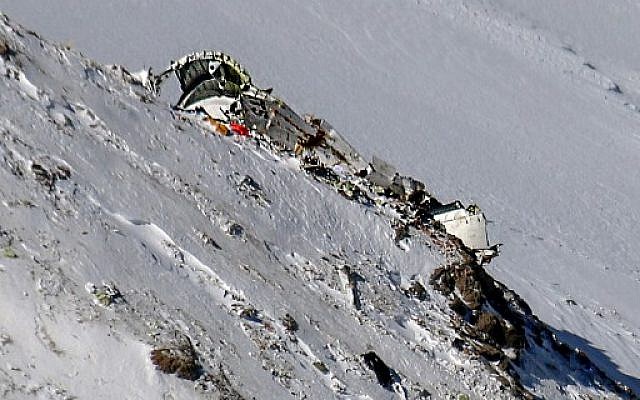 Cette photo prise le 20 février 2018 montre l'épave d'un avion qui s'est écrasé en montagne deux jours plus tôt, en Iran. Le vol EP3704 d'Aseman Airlines a disparu des radars alors qu'il survolait la chaîne de montagnes de Zagros le 18 février, environ 45 minutes après son décollage de Téhéran sur un vol domestique. (AFP PHOTO / Agence de presse Mizan / Mohammed KHADEMOSHEIKH)