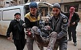 Des volontaires de la Protection civile, connus sous le nom de Casques blancs, transportent un blessé dans un hôpital de fortune dans la ville de Douma, contrôlée par les forces du régime dans la région assiégée de la Ghouta orientale, en périphérie de Damas, le 20 février. 2018 (Crédit : Hamza Al-Ajweh / AFP)