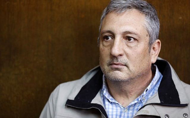 Nir Hefetz devant le tribunal de Tel Aviv dans l'une des enquêtes impliquant Netanyahu, le 22 février 2018 (Crédit : / AFP PHOTO / JACK GUEZ) Nir Hefetz devant le tribunal de Tel Aviv dans l'une des enquêtes impliquant Netanyahu, le 22 février 2018 (Crédit : / AFP PHOTO / JACK GUEZ)