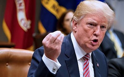Le président américain Donald Trump lors d'une réunion avec des représentants de l'Etat et des autorités locales sur la sécurité scolaire dans la salle Roosevelt de la Maison Blanche, le 22 février 2018 à Washington, Etats-Unis (Crédit : PHOTO AFP / MANDEL NGAN)